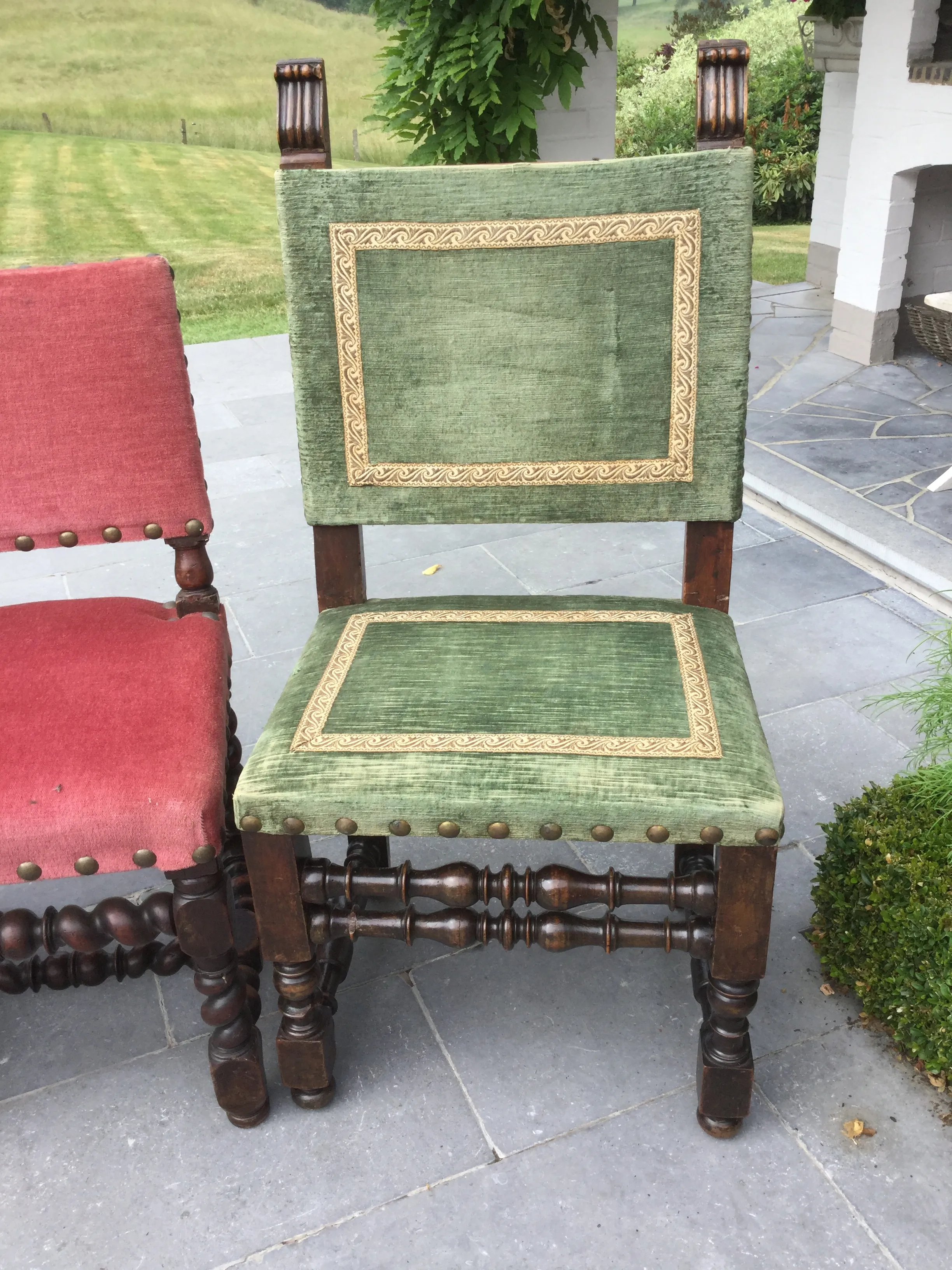 2 paires de chaises, style Henri IV