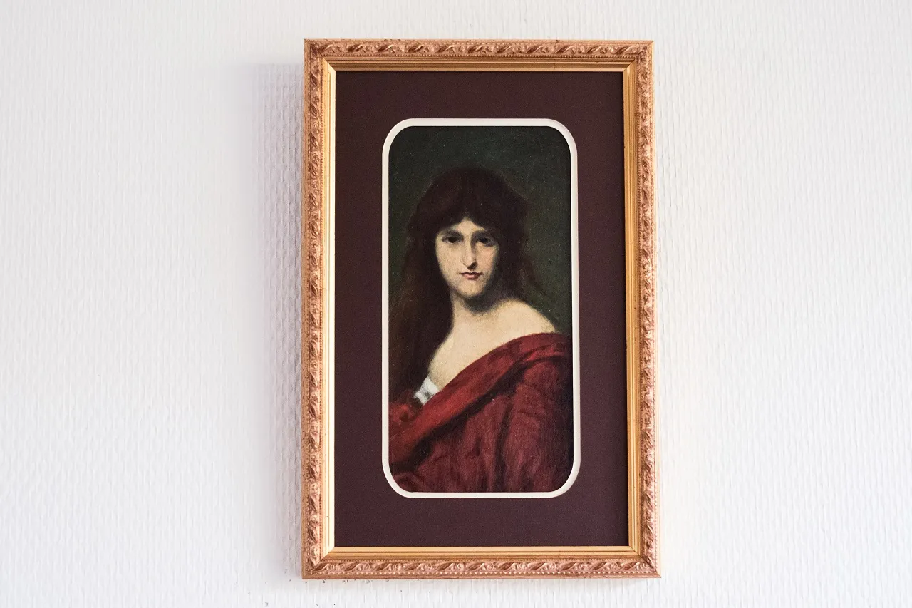 PRB, estampillée, (18)87, 19me, "Femme au manteau rouge", 19 x 11 cm
