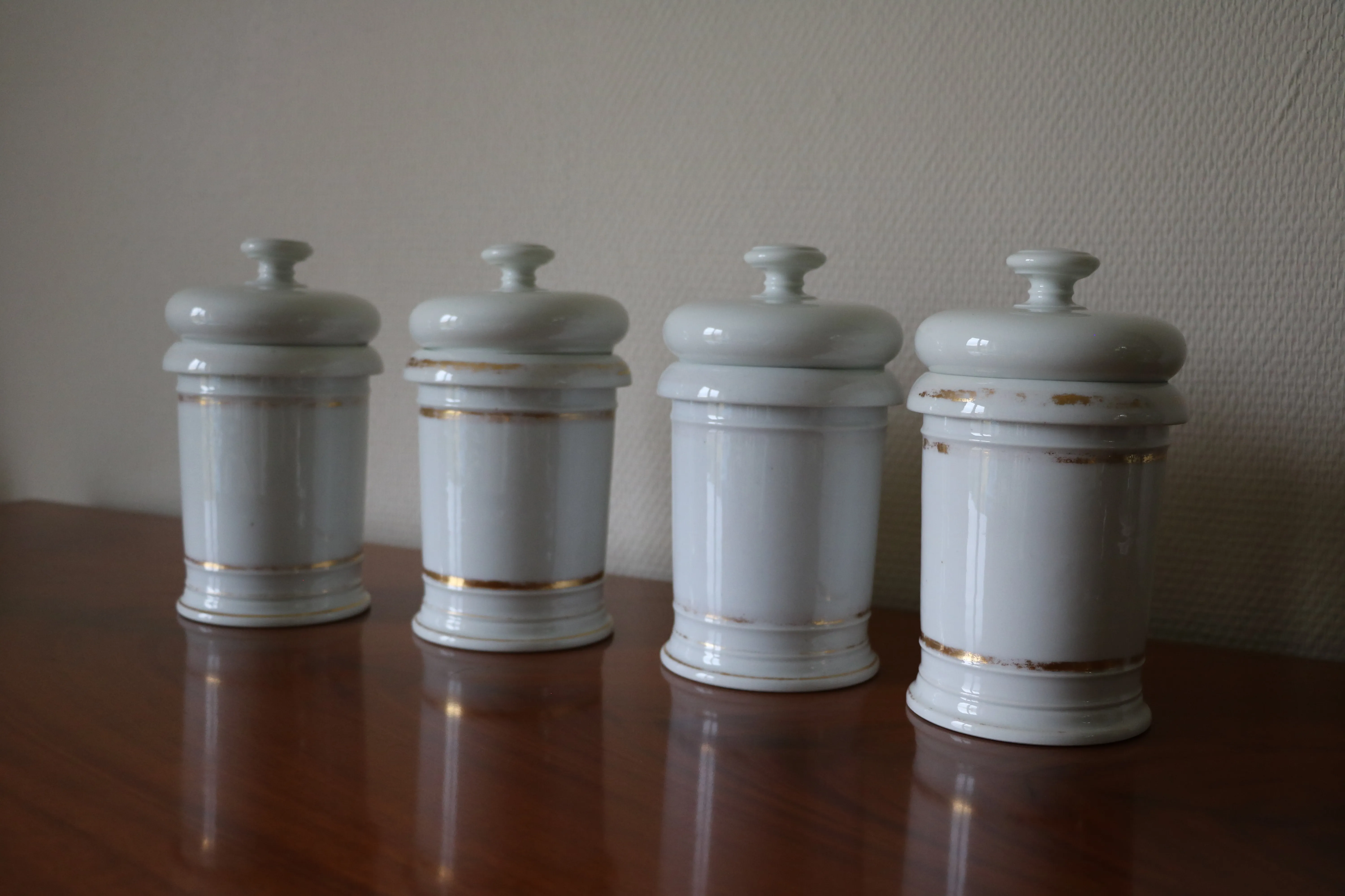 4 pots à pharmacie 19ème en porcelaine, 19 cm