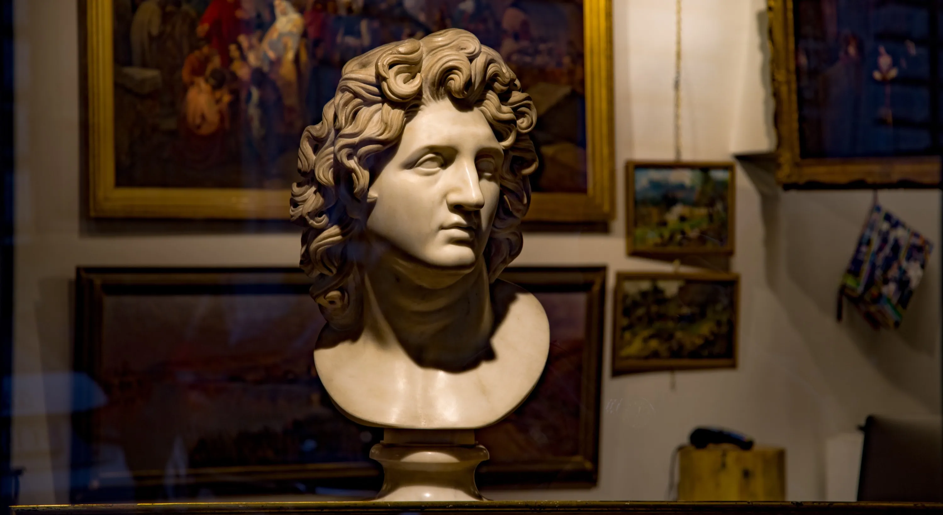 Buste en marbre et tableaux anciens